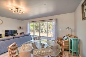 sala de estar con mesa de cristal y sofá en Canal Cottage Retreat with Dock and Waterfront Views en Ocean Shores