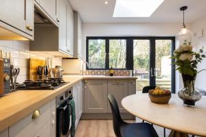 The Richmond Upon Thames Escape - Modern 2BDR Flat with Garden and Parking
