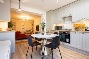 The Richmond Upon Thames Escape - Modern 2BDR Flat with Garden and Parking