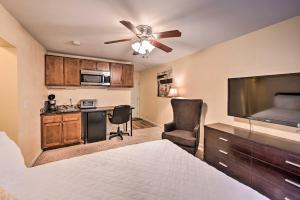 1 dormitorio con 1 cama y TV de pantalla plana en Studio with Kitchenette 2 Blocks to Light Rail, en Greenwood Village