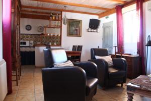 un soggiorno con sedie e un tavolo di Appartement El Balcon ( cortijo La Cubertilla) a Fuente-Tójar