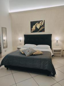 パレルモにあるB＆B オレート チェントロのベッドルーム1室(大きな黒いベッド1台、枕2つ付)