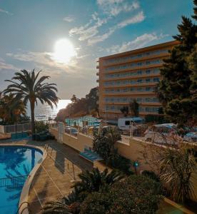 a hotel with a swimming pool and a building at Apartamento en la playa in Salou