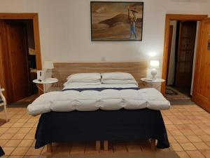 duże łóżko w pokoju z dwoma stołami w obiekcie Hotel Locanda Cairoli w Rzymie