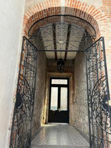 uma entrada para um edifício com uma porta preta em RAYON CANTERA em Morelia