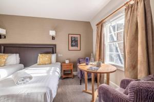 Postel nebo postele na pokoji v ubytování Goswell House Hotel central Windsor