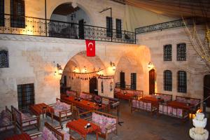 un restaurant avec des tables et des chaises dans un bâtiment dans l'établissement nahrin hotel&art, à Şanlıurfa