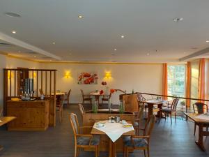a restaurant with tables and chairs in a room at Weinhotel Römerbad in Bad Salzuflen