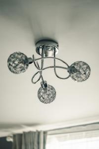 una lámpara de araña colgando del techo de una habitación en Dealhouse Apartments 10, en Huddersfield