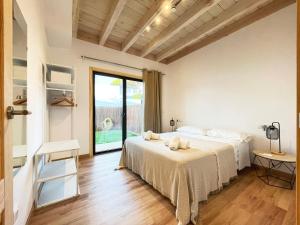 A bed or beds in a room at Apartamentos Biopasivos Living Pura Madera