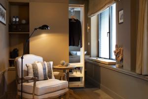 Una habitación con una silla, un espejo y una ventana. en Mansion9Bruges, en Brujas 57 fotos más
