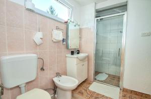 Koupelna v ubytování Apartment Ilija + 37 fotografií