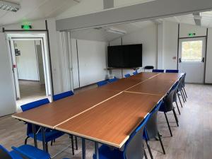 ein großer Konferenzraum mit einem großen Tisch und Stühlen in der Unterkunft SAINT NICOLAS LODGE in Port-Saint-Nicolas