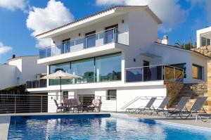 Villa con piscina y casa en Sunset Lux House - Ideal familias en Zona Residencial & Aircon, en Lloret de Mar