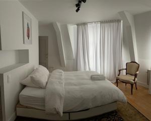 Una cama o camas en una habitación de Duplex dernier étage avec terasse à deux pas de la grand place