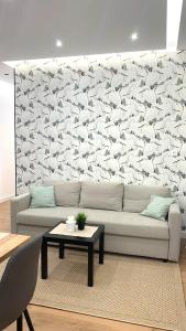 Posedenie v ubytovaní SípSix Apartment - modern 2 bedroom newly renovated flat with AC in Budapest city centre