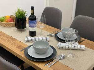 Nápoje v ubytovaní SípSix Apartment - modern 2 bedroom newly renovated flat with AC in Budapest city centre