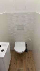 Kúpeľňa v ubytovaní SípSix Apartment - modern 2 bedroom newly renovated flat with AC in Budapest city centre