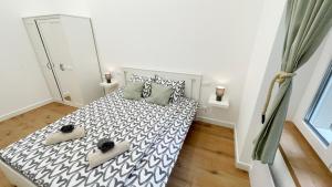 Posteľ alebo postele v izbe v ubytovaní SípSix Apartment - modern 2 bedroom newly renovated flat with AC in Budapest city centre