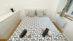 Posteľ alebo postele v izbe v ubytovaní SípSix Apartment - modern 2 bedroom newly renovated flat with AC in Budapest city centre