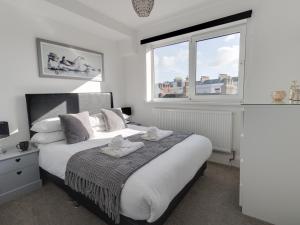um quarto com uma cama com duas toalhas em Sea-Esta em Weymouth