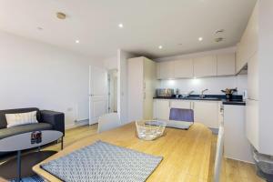 Una cocina o zona de cocina en Modern 1 Bedroom Apartment Near Canary Wharf with Balcony