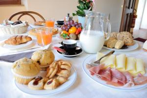 een tafel met borden met voedsel en melk bij Alba su Assisi in Petrignano