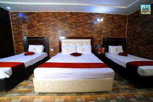 Un pat sau paturi într-o cameră la Hotel Tulip Inn, Gulberg