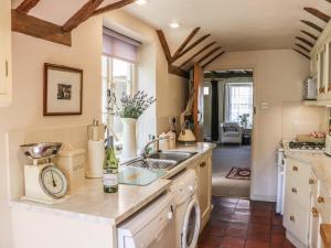 eine Küche mit Spüle und Theke in der Unterkunft Garden Cottage in Ludlow + 10 Fotos