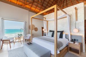 Postel nebo postele na pokoji v ubytování Tago Tulum by G Hotels