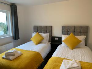 two beds sitting next to each other in a room at Paddington by Pureserviced in Plymouth