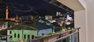 Nespecifikovaný výhled na destinaci Mostar nebo výhled na město při pohledu z penzionu