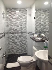 Koupelna v ubytování Hotel Burana + 27 fotografií
