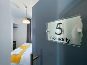 普里茅斯的住宿－Piccadilly by Pureserviced，床上墙上的标牌