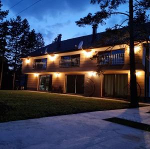 ein nachts beleuchtetes Haus mit Licht in der Unterkunft Apartman Una in Divčibare