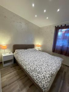 Schlafzimmer mit einem Bett und einem Fenster in der Unterkunft Apartman Una in Divčibare