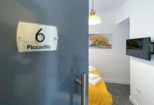 un cartello su una porta in una stanza con un letto di Piccadilly by Pureserviced a Plymouth