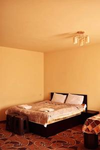 ein Schlafzimmer mit einem Bett in einem Zimmer in der Unterkunft НАПРОТИВ СПОРТИВНО-КОНЦЕРТНОГО КОМПЛЕКСА in Yerevan
