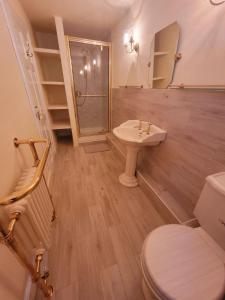 A bathroom at Heptonstall Cottage, Heptonstall, Hebden Bridge