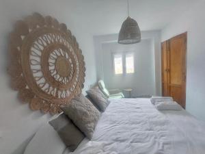 sypialnia z dużym łóżkiem z dużym lustrem w obiekcie La huerta del Castillo w mieście Castillo de Locubín