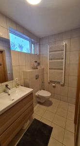 Ett badrum på Kirkjufell central apartment