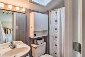 ein Badezimmer mit Waschbecken, Toilette und Dusche in der Unterkunft Breathtaking Marble Home on 5-Acre Hillside! in Marble + 24 Fotos