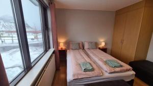 1 dormitorio con cama y ventana grande en Kirkjufell central apartment, en Grundarfjordur