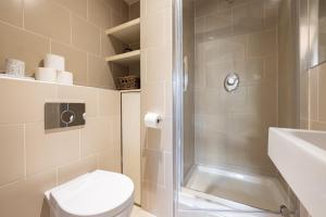 A bathroom at The Paddington Escape - Modern & Bright 2BDR Flat with Patio