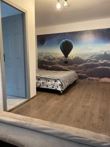 a room with a bedroom with a balloon in the sky at City Park Studio in Constanţa