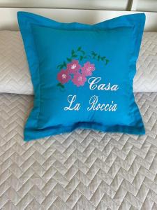 un cuscino blu con le parole "casa la fresca" di Casa la Roccia a Sant'Agnello