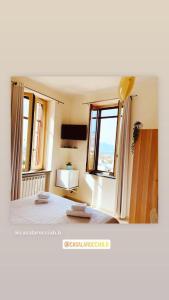una camera con un letto e due finestre di Casa la Roccia a Sant'Agnello