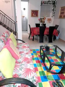 ein Wohnzimmer mit einem Sofa und einem Tisch in der Unterkunft Maison de 3 chambres a Saint Pierre a 300 m de la plage avec wifi in Saint-Pierre