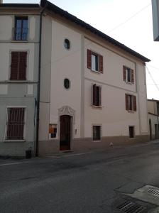 un edificio blanco al lado de una calle en HOUSE PIAZZA VITTORIA, en Medole