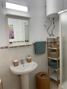 A bathroom at Sunny Apartment in the Heart of Santa Cruz Még 25 kép